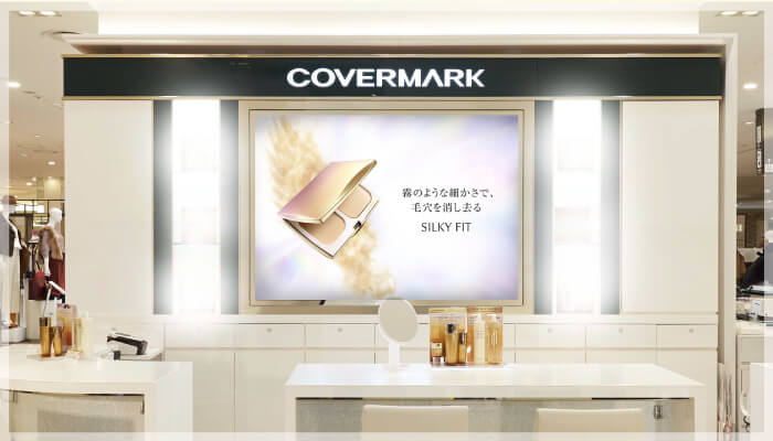 カバーマークの新マイクロプレスファンデーション シルキー フィット 霧のような細かさで 毛穴を消し去る