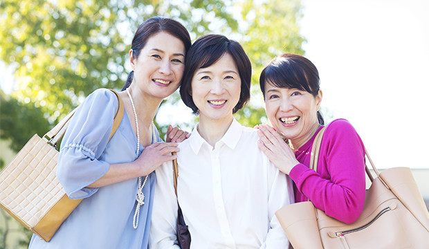 久々の同窓会で仲間と再会